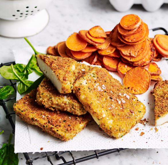 Heißluftfrittierte Halloumi-Schnitzel und Süßkartoffelscheiben angerichtet auf einem Teller