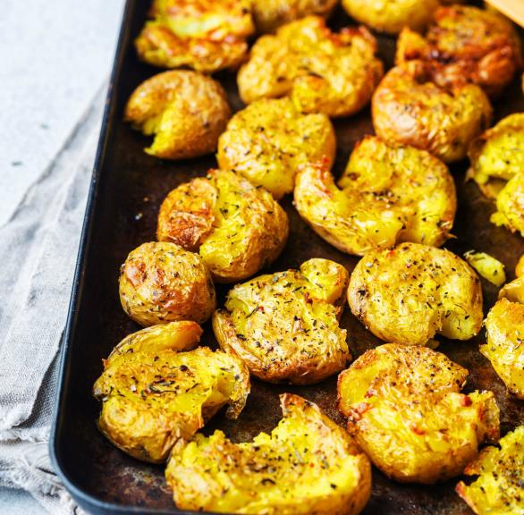 Knusprige Smashed Potatoes mit Knoblauch