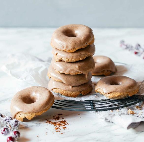 Lebkuchen-Donuts gestapelt auf einem Teller