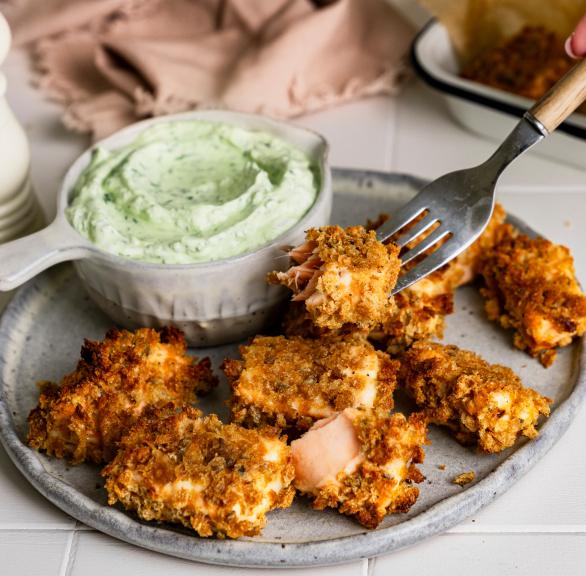 Crispy-Lachswürfel mit Frischkäse-Kräutercreme