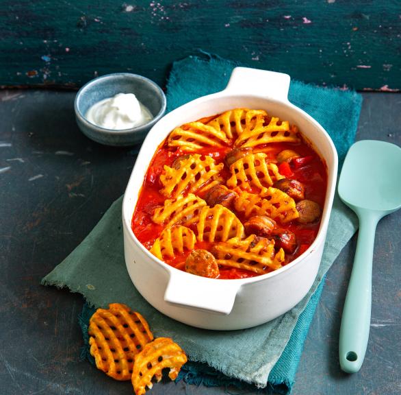 Currywurst-Ofengulasch mit Gitterpommes