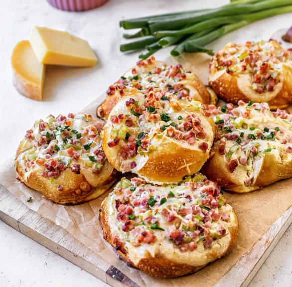 Flammkuchen-Laugenbrötchen