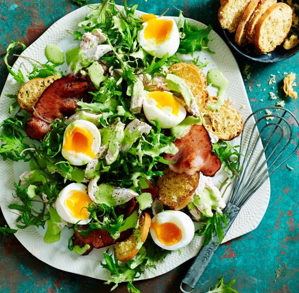 Grüner Salat mit Bacon und Ei