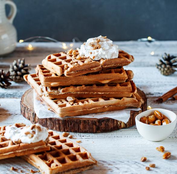 Weihnachtswaffeln mit Zimtsahne