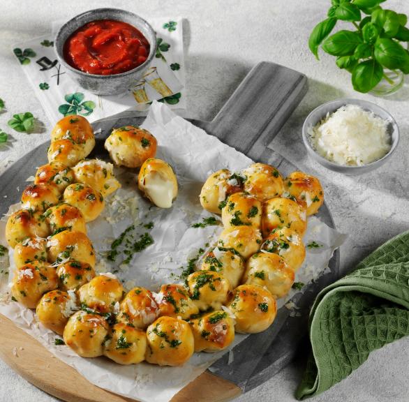 Gebackene Mozzarellabällchen mit Tomatensauce