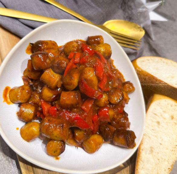 Wurstgulasch mit Bier