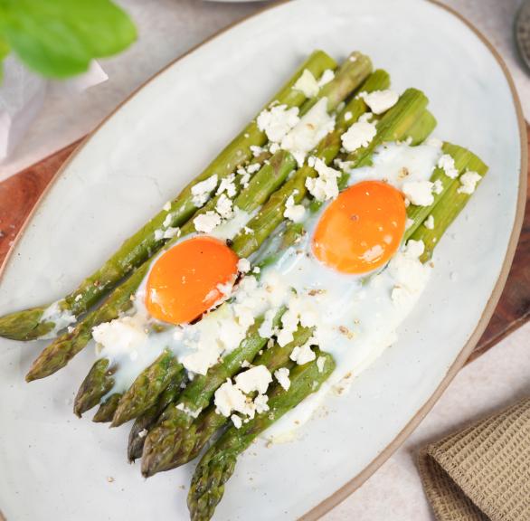 Grüner Spargel mit Feta und Ei