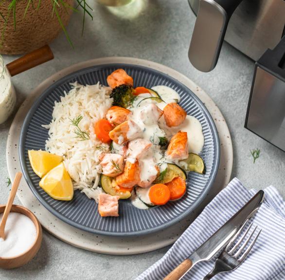 Saftige Lachswürfel mit Gemüse