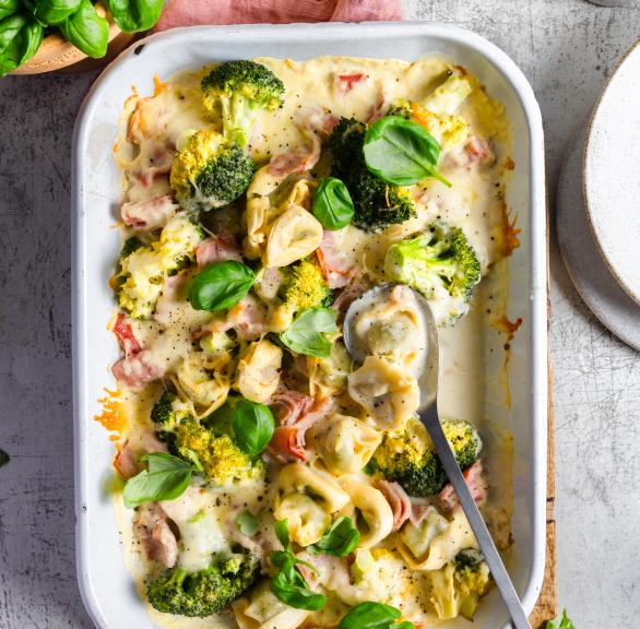 Feierabendblech-Tortellini mit Schinken-Sahne-Soße
