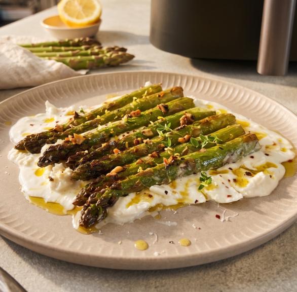 Gerösteter Spargel auf Burrata