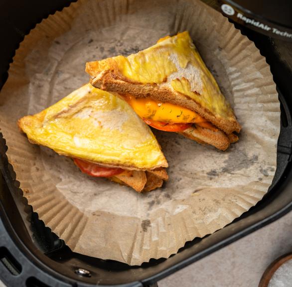 Toast-Frühstück mit Schinken und Käse