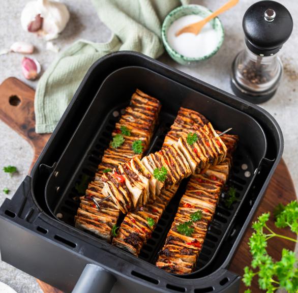 Kebab-Wrap-Spieße in der Schublade einer Heißluftfritteuse