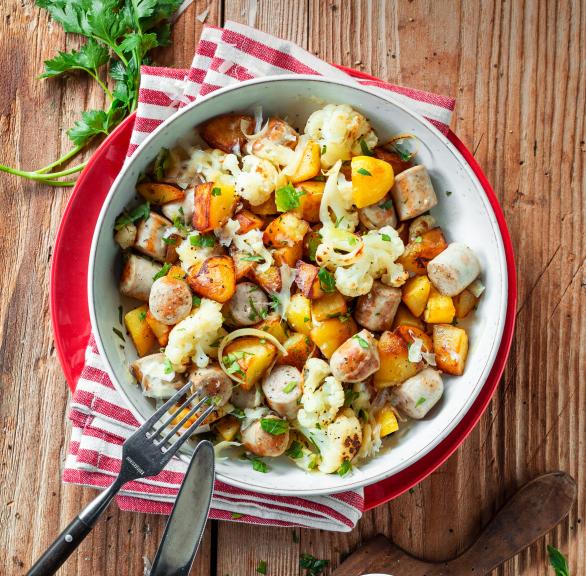 Bratwurstpfanne mit Blumenkohl und Kartoffeln