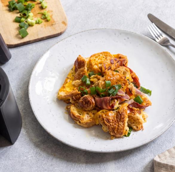 Croissant-Bacon-Ei-Frühstück