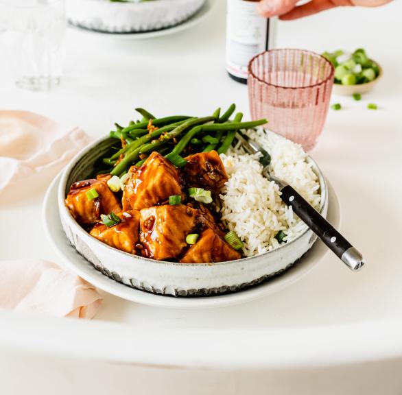 Teriyaki-Lachswürfel mit Reis und grünen Bohnen