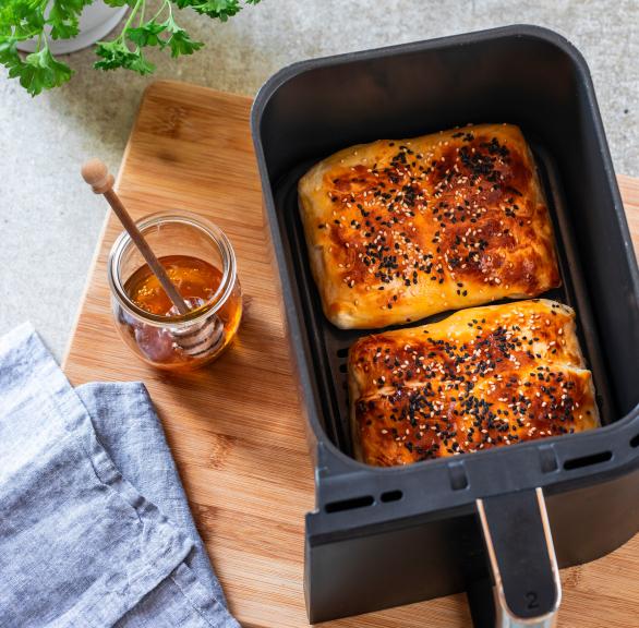 Gebackener Feta mit Honig in Blätterteig