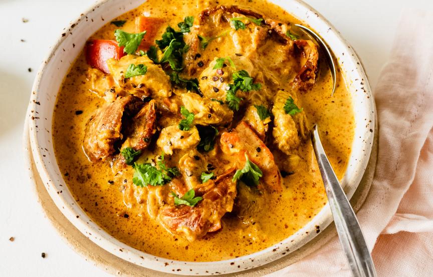 Cremige Hähnchen-Käse-Suppe in einem tiefen Teller.