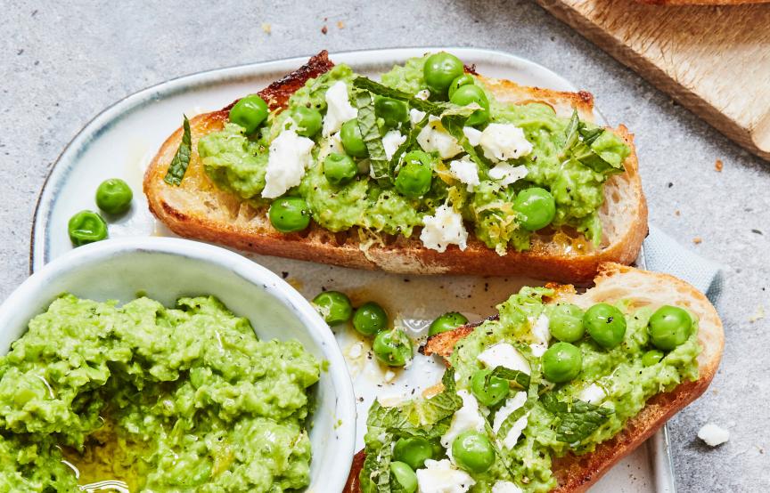 Crostini mit Erbsenpüree