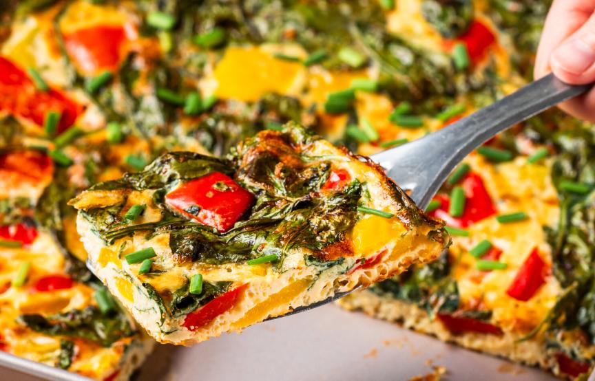 Frühstück aus dem AirFryer: Frittata mit Paprika und Spinat