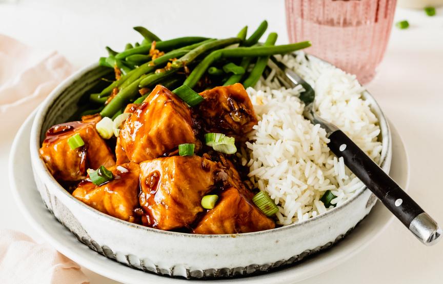 Teriyaki-Lachswürfel mit Reis und grünen Bohnen