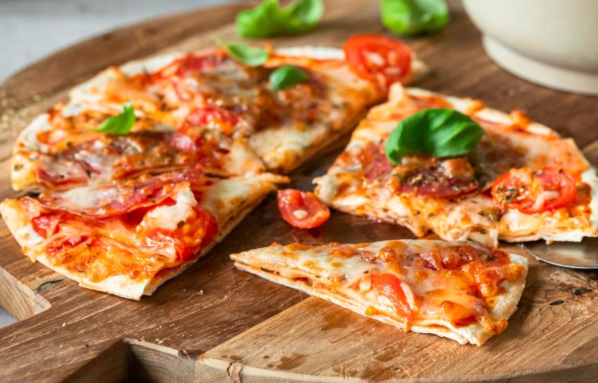 Blitzrezept: Wrap-Pizza mit Salami in nur 15 Minuten