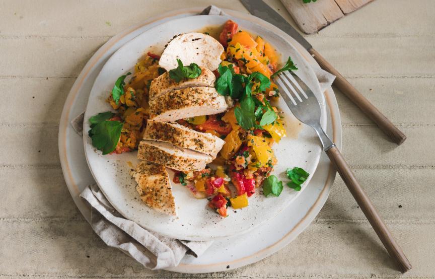 Hähnchenbrustfilets mit Paprikasalat
