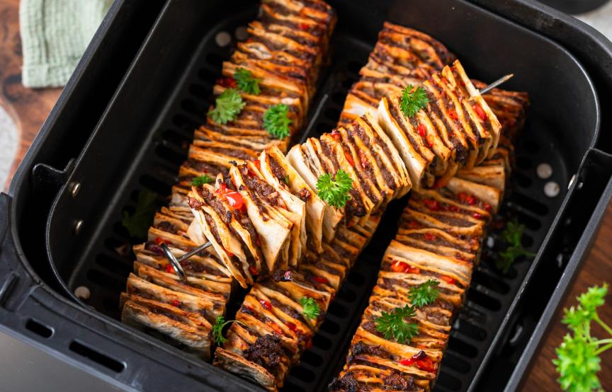Kebab-Wrap-Spieße in der Schublade einer Heißluftfritteuse