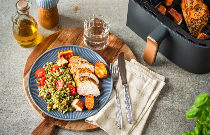 Brokkolisalat mit Hähnchen und Grillkäse aus dem Airfryer