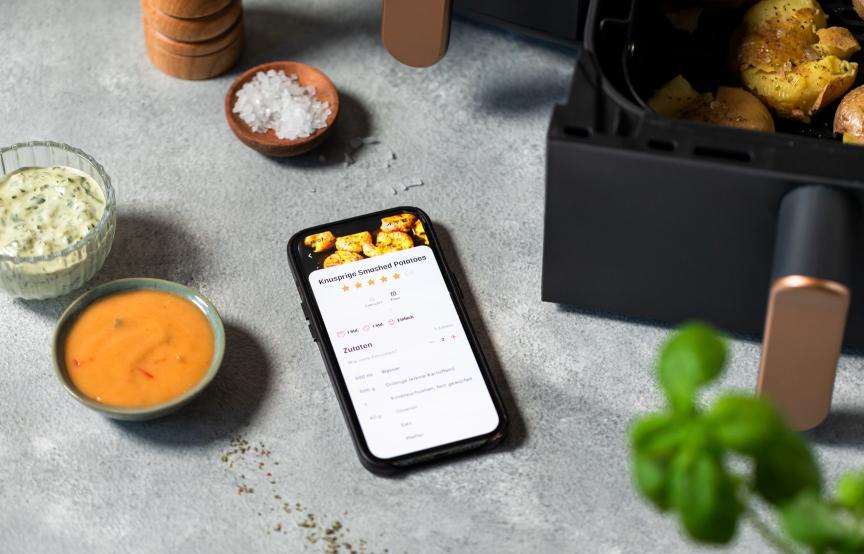 Handy mit Airfryer und Zutaten