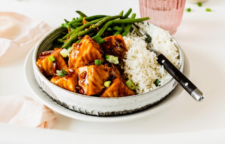 Teriyaki-Lachswürfel mit Reis und grünen Bohnen