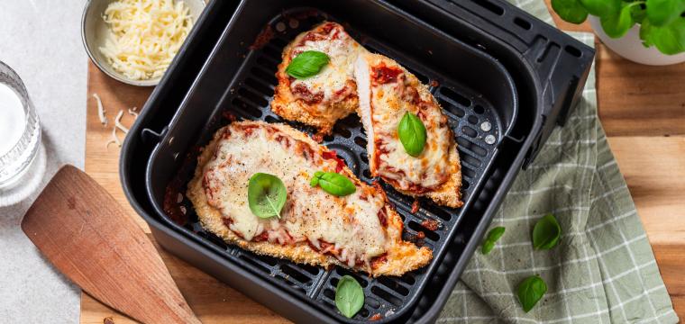 Hähnchen alla Parmigiana mit Mozzarella überbacken