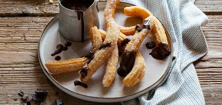 Knusprige Churros mit Schokosauce Knusprige Churros mit Schokosauce