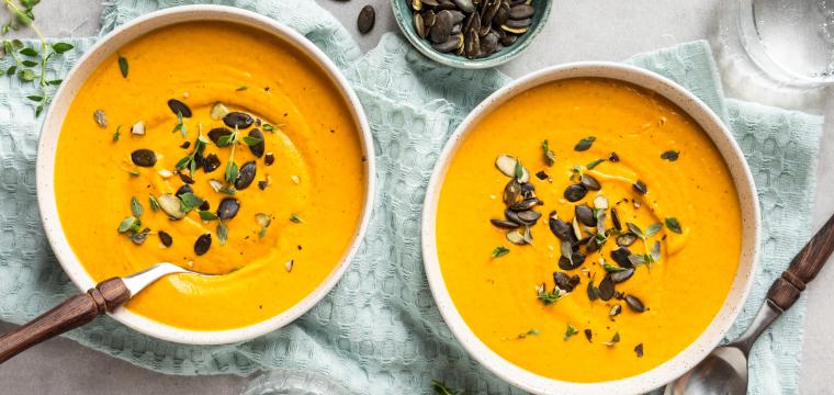 Kürbissuppe mit Kernen in zwei Schüsseln. Kürbissuppe mit Kernen in zwei Schüsseln.