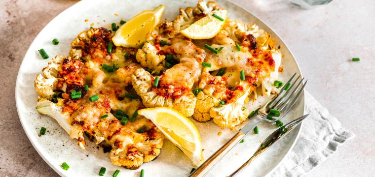 Gebackene Blumenkohl-Schnitzel mit Käse