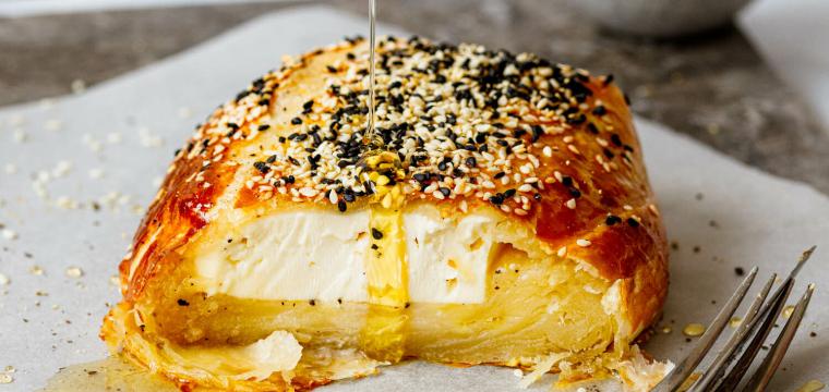 Gebackener Feta mit Honig in Blätterteig