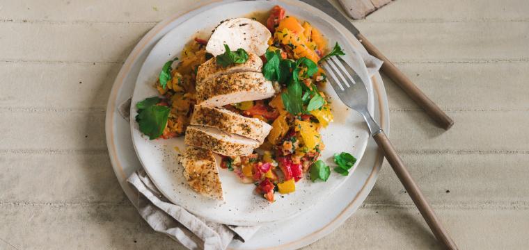 Hähnchenbrustfilets mit Paprikasalat