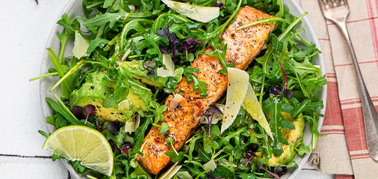 Lachs aus dem Ofen auf Avocado-Rucola-Salat
