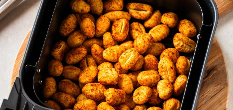 Gewürzte Gnocchi im Garkorb einer Heißluftfritteuse