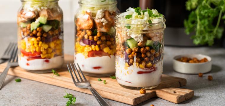 Knuspriger Chicken-Ranch-Salat im Glas