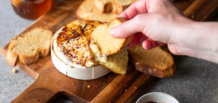 Camembert mit Knoblauch und Honig