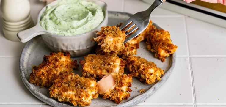 Crispy-Lachswürfel mit Frischkäse-Kräutercreme