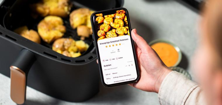 Person fotografiert mit Smartphone Smashed Potatoes im Airfryer