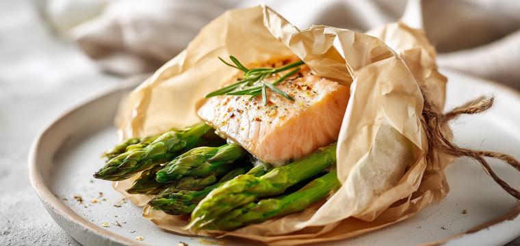 Schnelle Lachspäckchen mit grünem Spargel