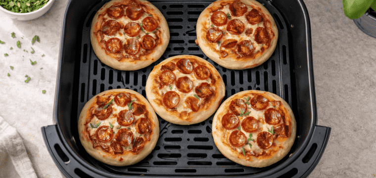 5 Mini-Pizzen in einem Airfryer mit Salami-Topping