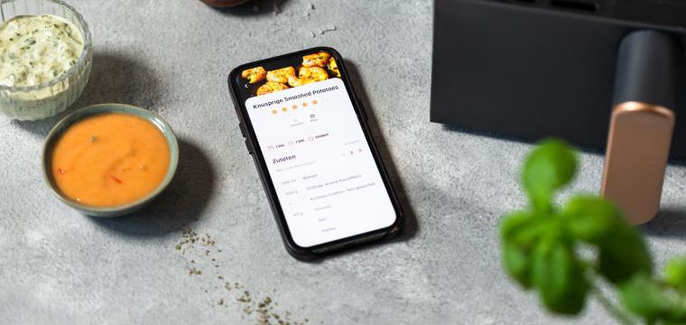Handy mit Airfryer und Zutaten