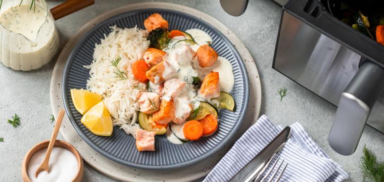 Saftige Lachswürfel mit Gemüse