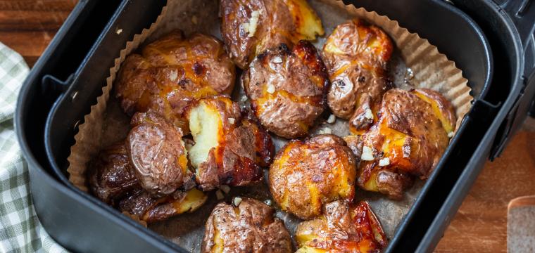 Knusprige Smashed Potatoes mit Knoblauch