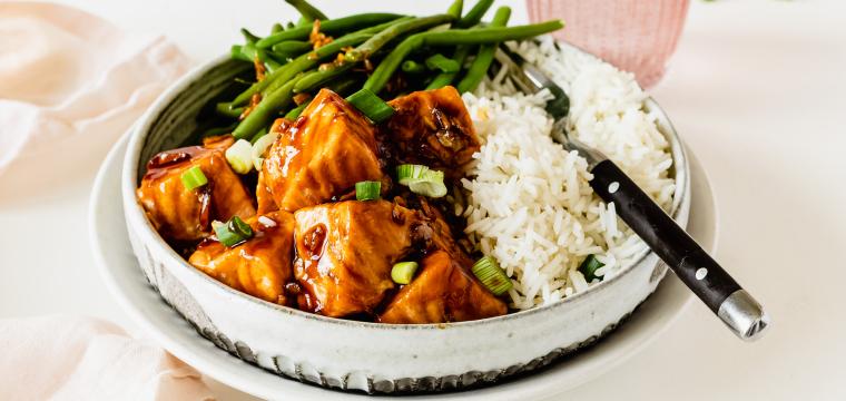 Teriyaki-Lachswürfel mit Reis und grünen Bohnen Teriyaki-Lachswürfel mit Reis und grünen Bohnen