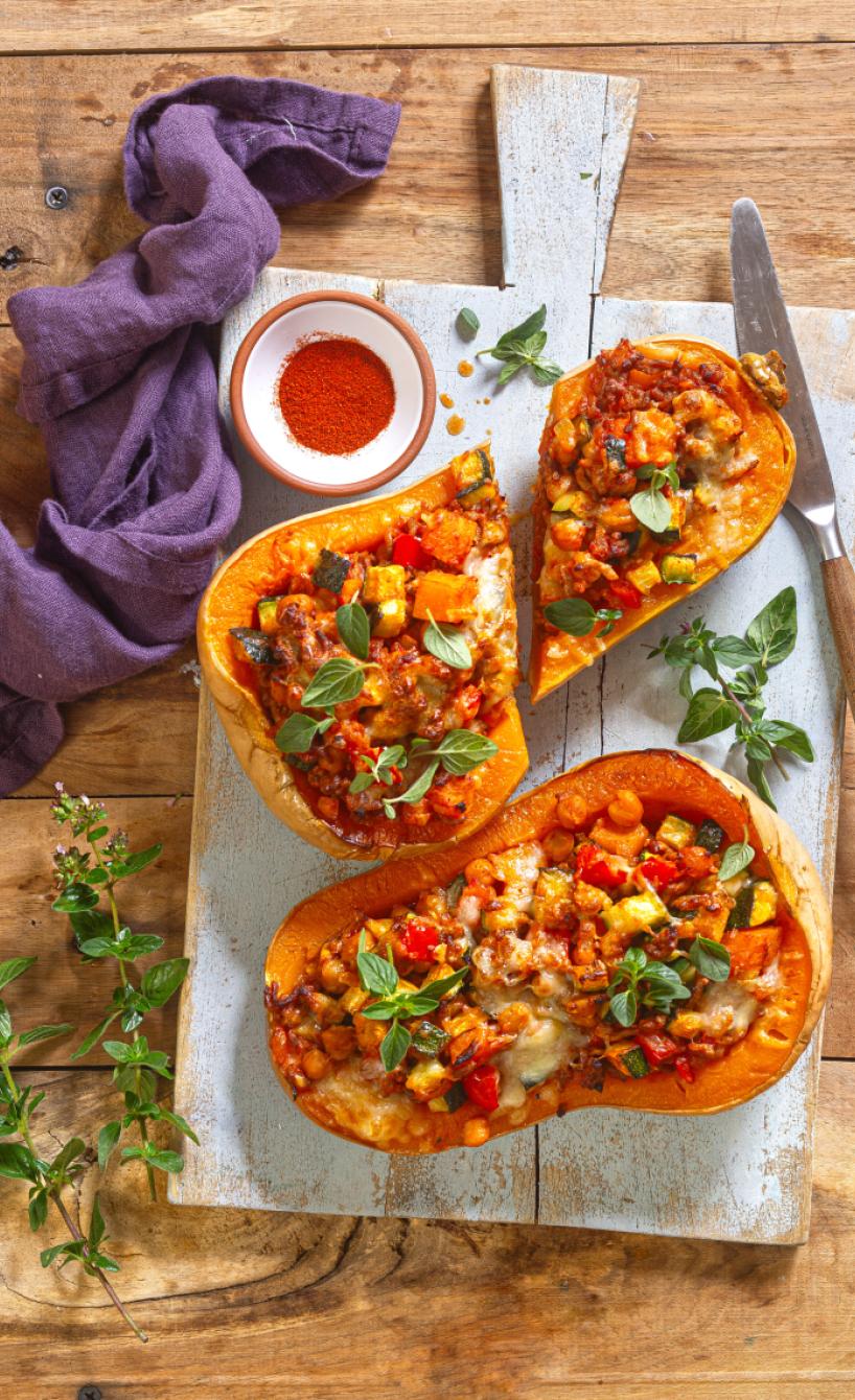 Gebackener Butternutkürbis mit Gemüse-Hack-Füllung