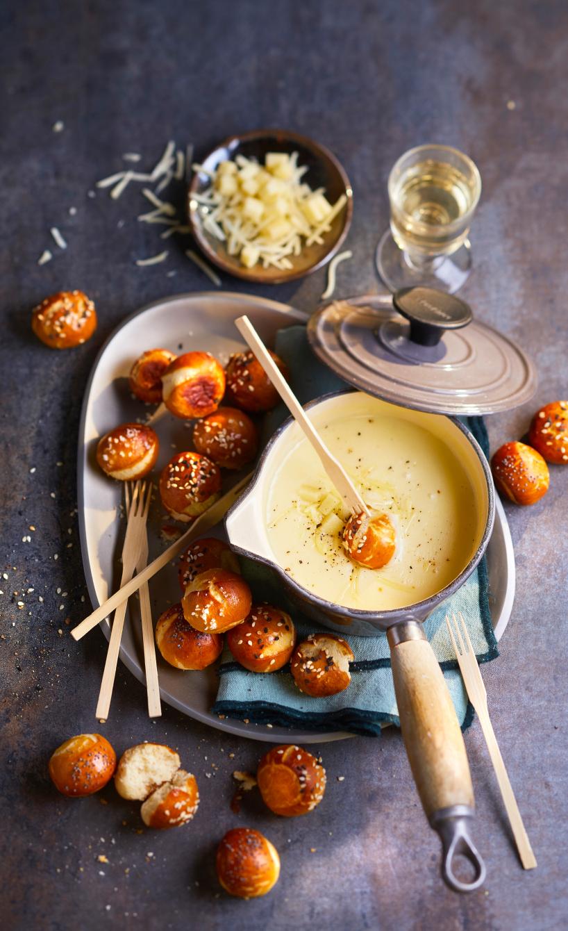 Käsefondue mit Laugenkonfekt